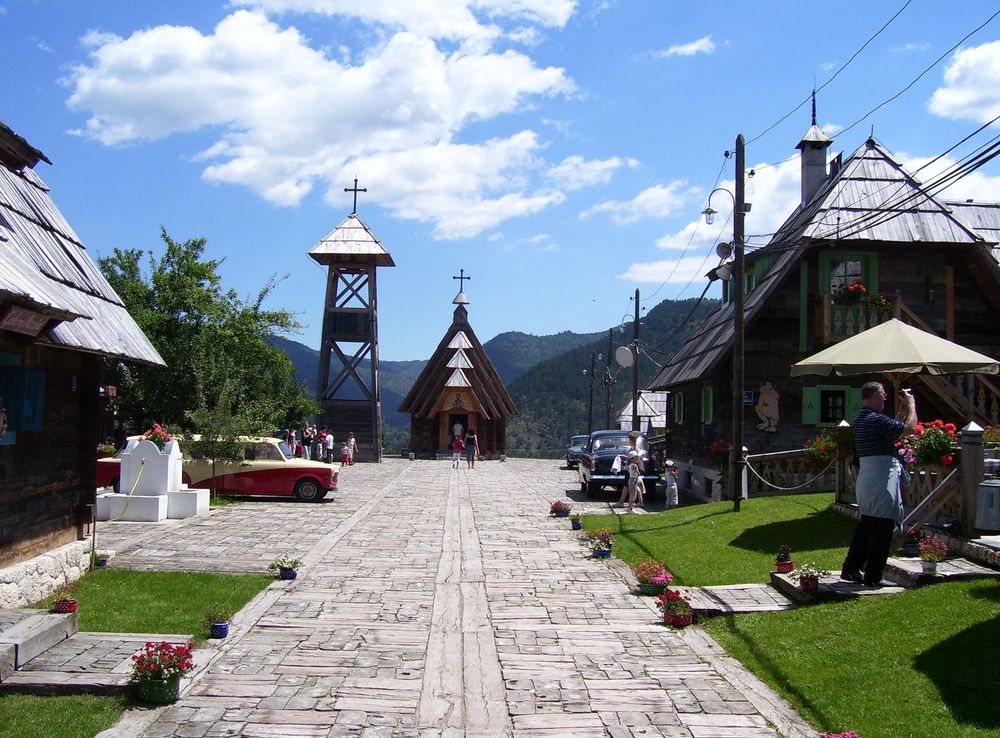 File:Drvengrad.jpg - Wikimedia Commons