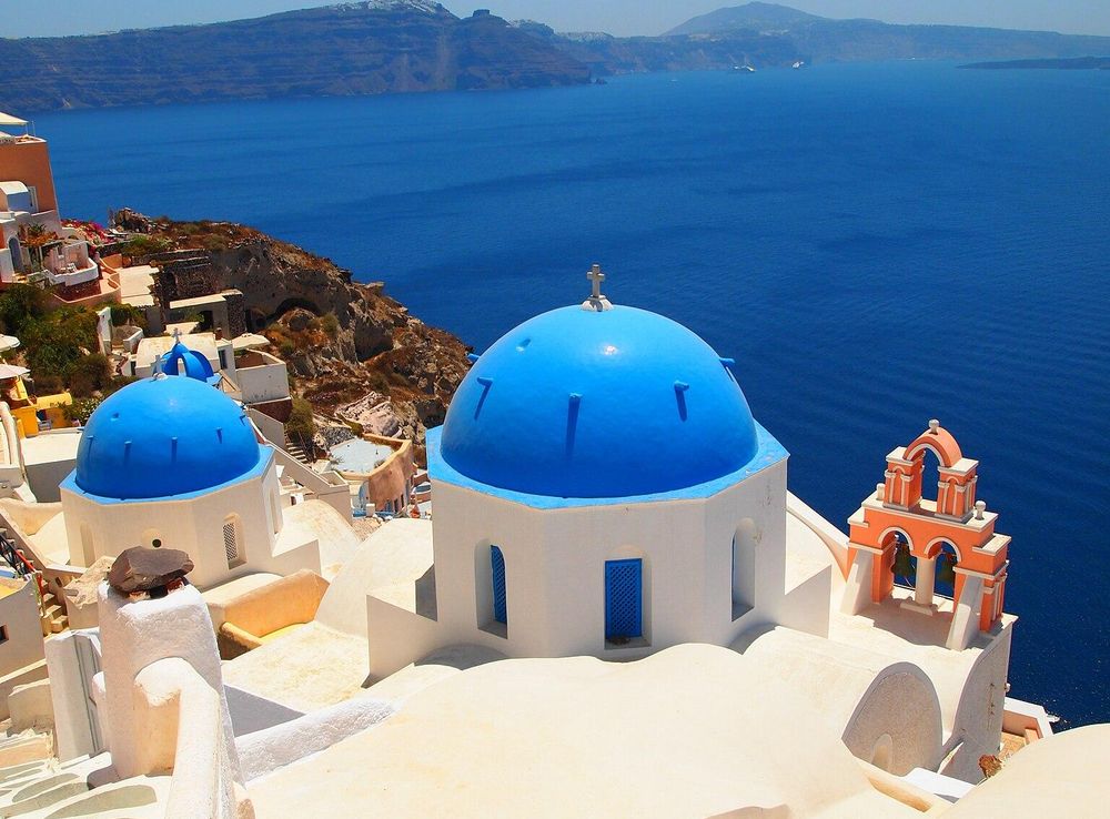 File:Oia Santorini Blue Domes.jpg - Wikimedia Commons