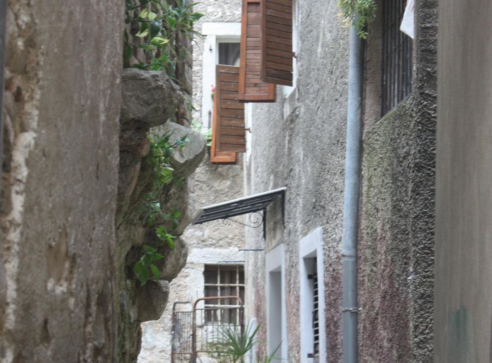 File:Lovran, small lane in the old town.jpg - Wikimedia Commons
