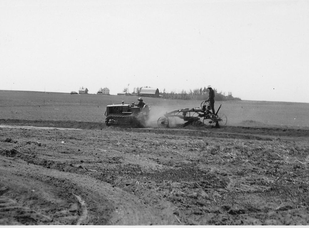 File:Mechanized road-grading. Des Lacs NWR, North Dakota - NARA -  283832.jpg - Wikimedia Commons