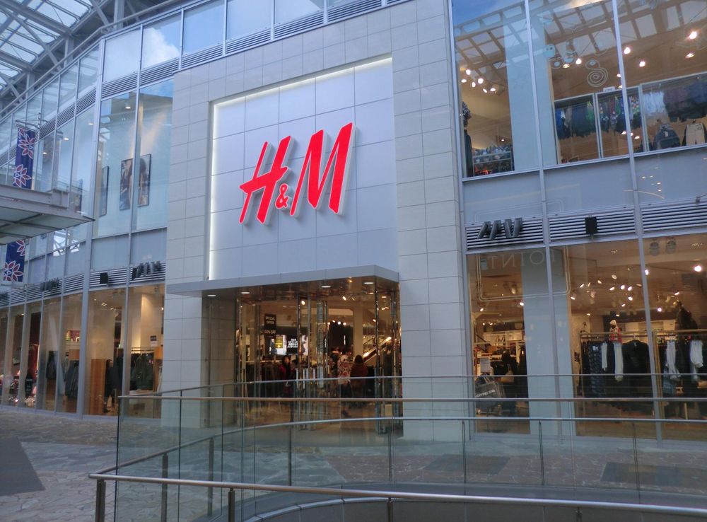 File:H&M Canal City Hakata shop.JPG - Wikimedia Commons