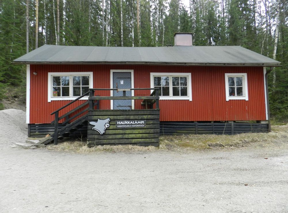 File:Haukkalampi Nature Information Hut 2014-04-29 DSCN7961.JPG - Wikimedia  Commons