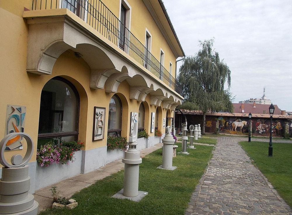 Fájl:Pannonia building. Yard. N. - Köztársaság utca 19, Vác.JPG – Wikipédia