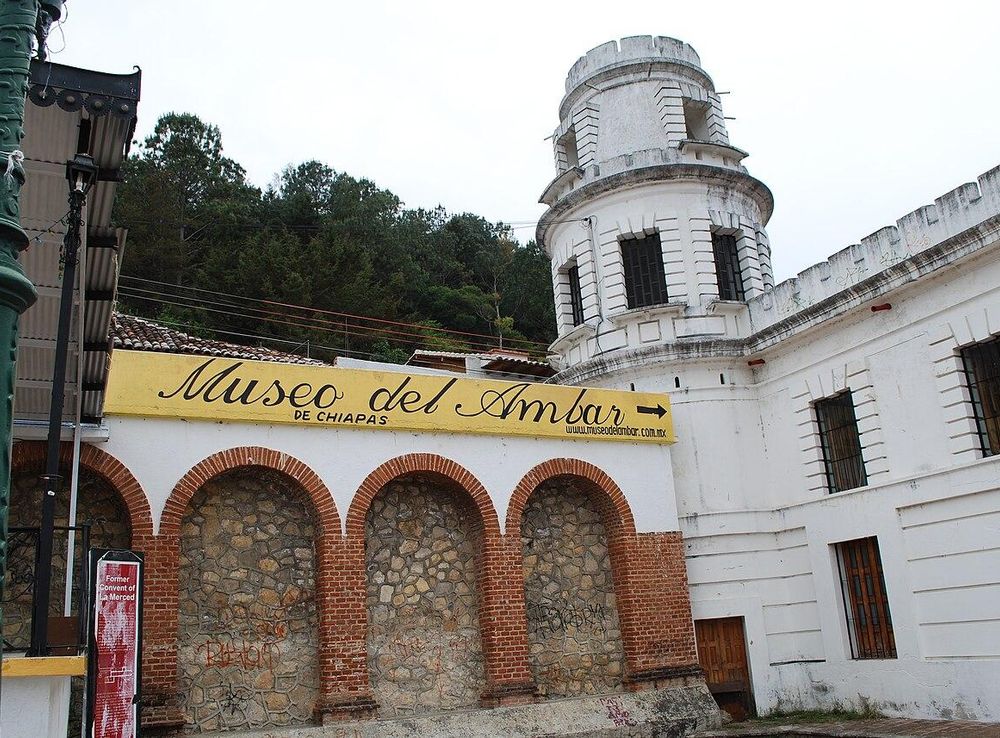 File:SignTowerMuseumAmber.JPG - Wikimedia Commons