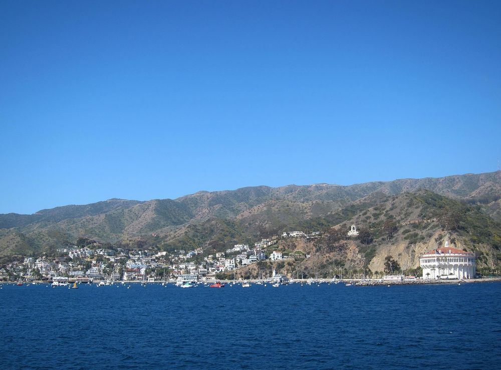 File:Avalon, Santa Catalina Island, California (8660060856).jpg - Wikimedia  Commons