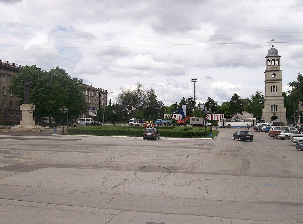 File:Piata Independentei Balti.JPG - Wikimedia Commons