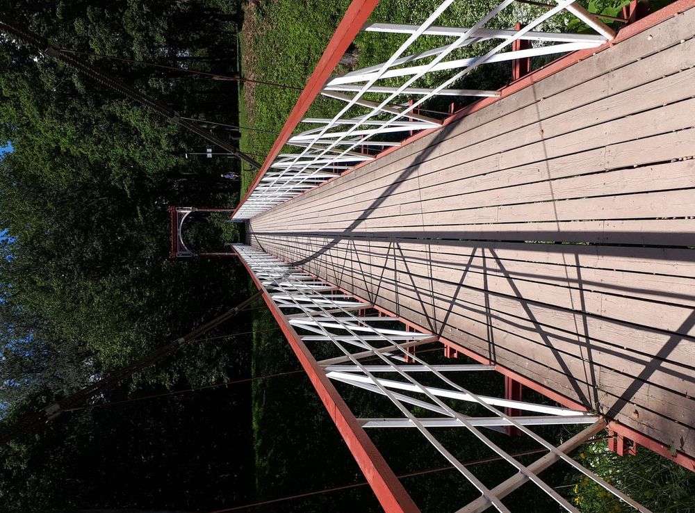 Plik:Suspension bridge in Viljandi, Estonia.jpg – Wikipedia, wolna  encyklopedia