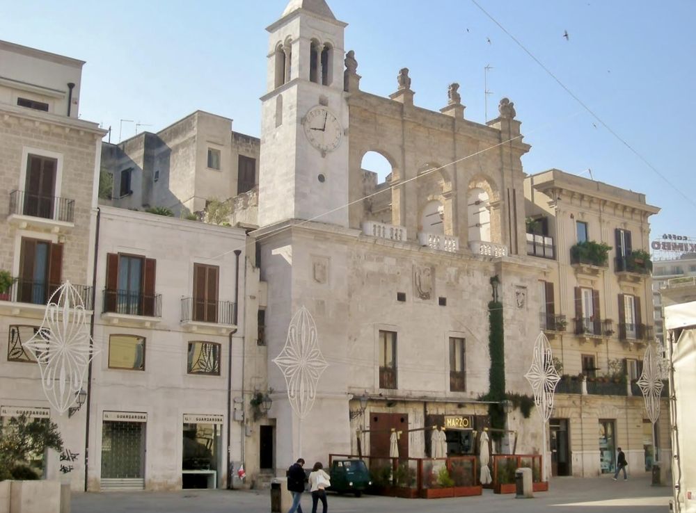 File:Bari. Piazza Mercantile.jpg - Wikimedia Commons