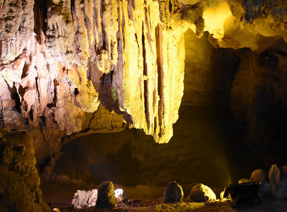 File:A large cave inside the Sung Sot cave is brightly flood lit  (31489274102).jpg - Wikimedia Commons