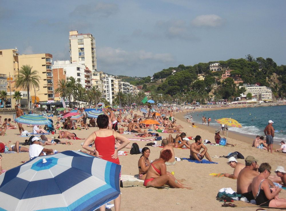 File:Lloret de Mar beach, Costa Brava, Spain..JPG - Wikimedia Commons