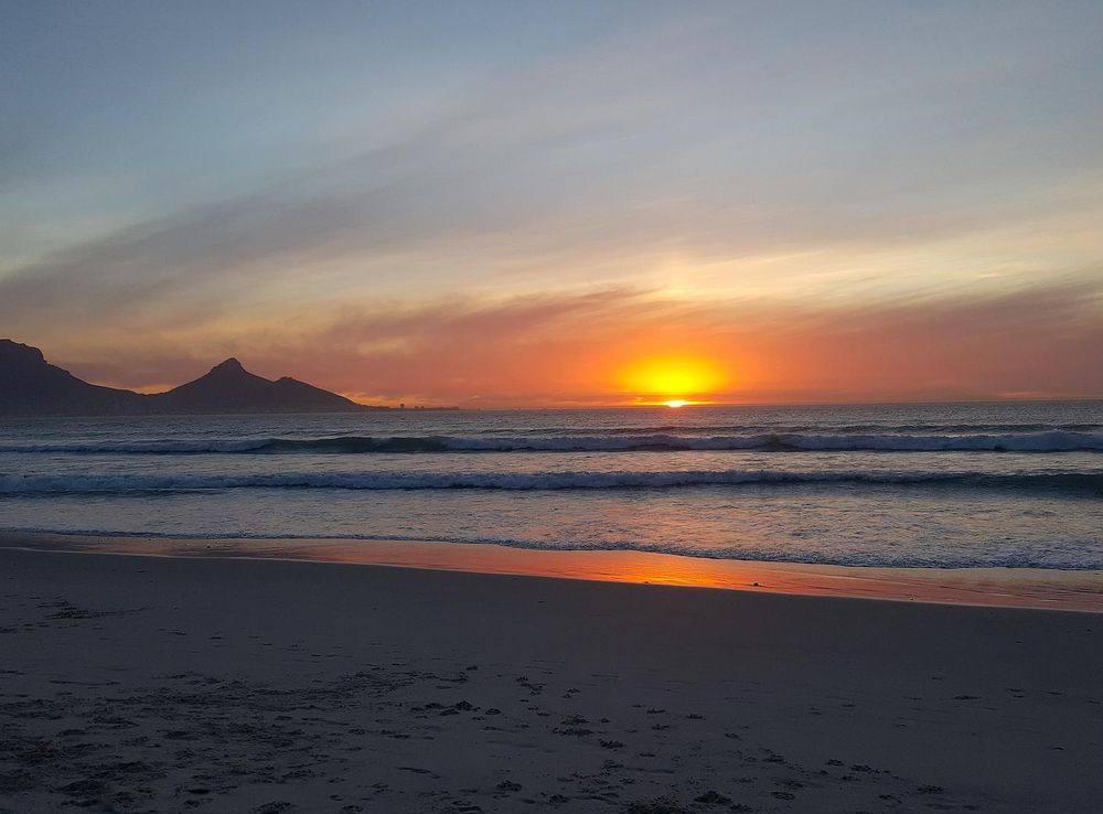 File:View of the sunset against the backdrop of Table Mountain and Lion's  Head from Sunset Beach, Cape Town.jpg - Wikimedia Commons