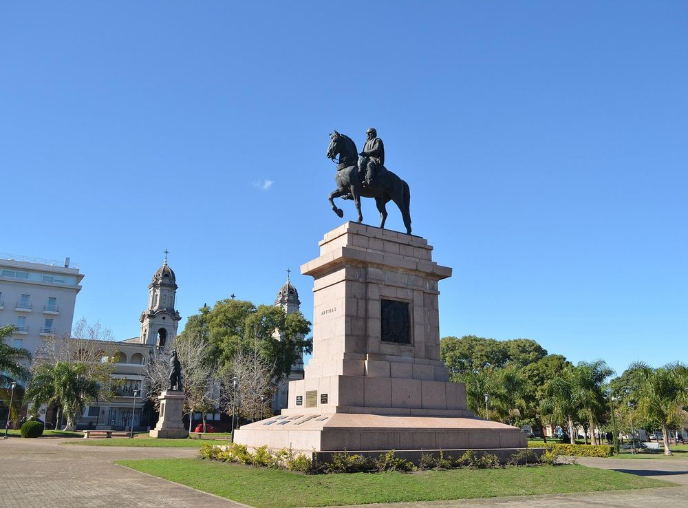 File:Plaza Artigas en Salto.JPG - Wikimedia Commons
