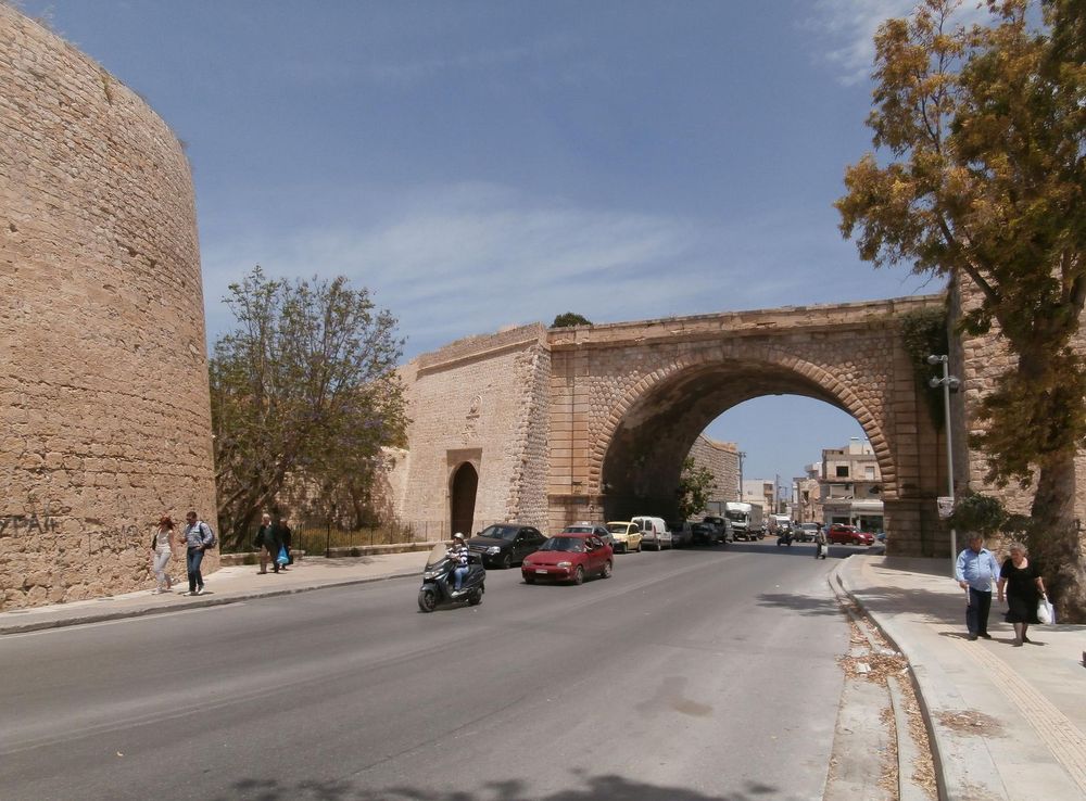 File:Chanioporta and Pantokratoras Gate.JPG - Wikimedia Commons