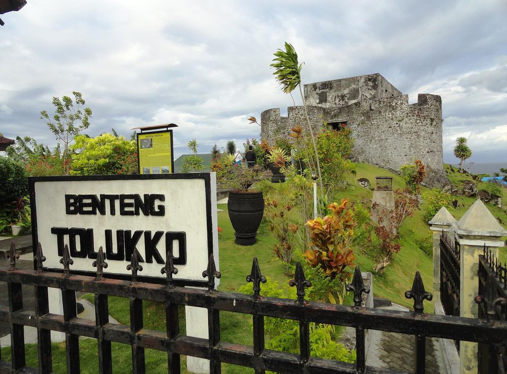 File:Benteng Tolukko, Ternate Island, The Moluccas (Maluku)  (15012169579).jpg - Wikimedia Commons