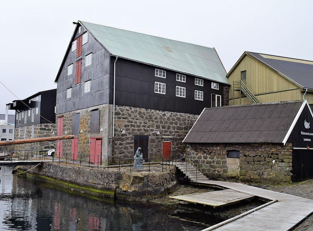 File:Pakkhús við Vestaravág.JPG - Wikimedia Commons