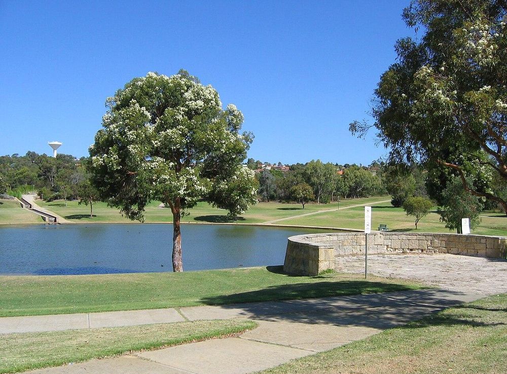 File:OIC joondalup blue lake and water tower 1.jpg - Wikimedia Commons