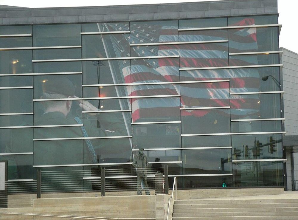 File:Sullivan Brothers Iowa Veterans Museum Watrtloo IA pic2.JPG -  Wikimedia Commons