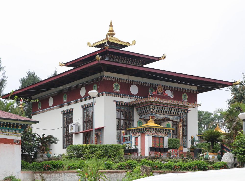 File:Kharbandi Gompa, Phuentsholing 01.jpg - Wikimedia Commons
