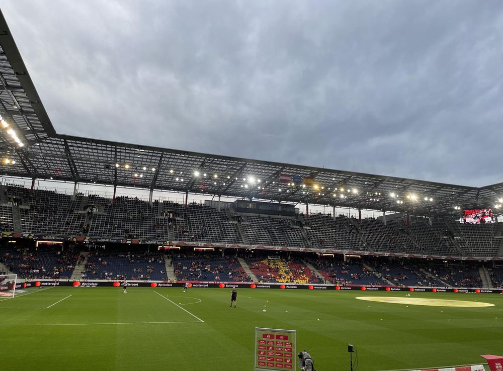 File:Red Bull Arena Wals-Siezenheim FC Red Bull Salzburg 1 - 0 Atlético  Madrid.jpg - Wikimedia Commons