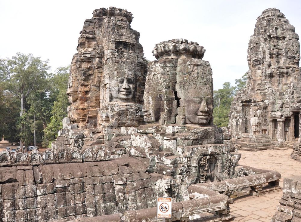 File:Faces on Prasat Bayon - Angkor Thom (6208401646).jpg - Wikimedia  Commons