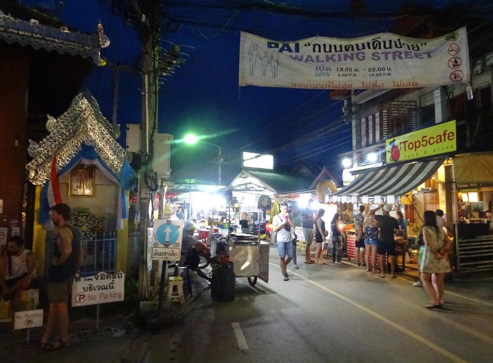 File:Pai Walking Street 4.jpg - Wikimedia Commons