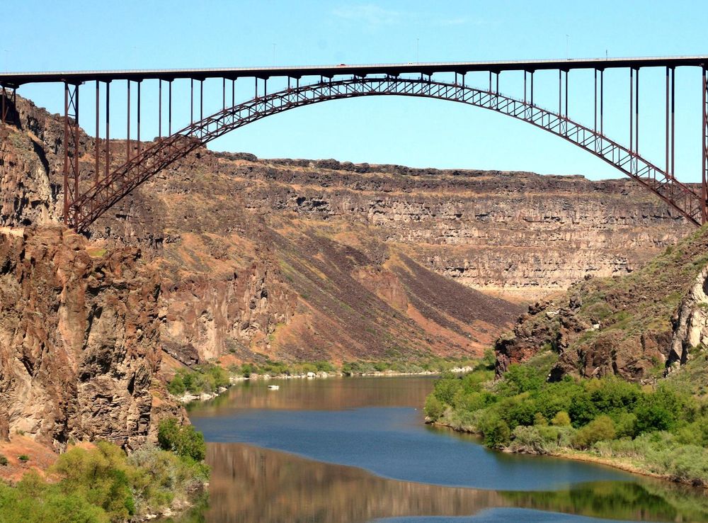 File:Perrine Bridge spanning the Snake River at Twin Falls, Idaho (cut).jpg  - Wikimedia Commons