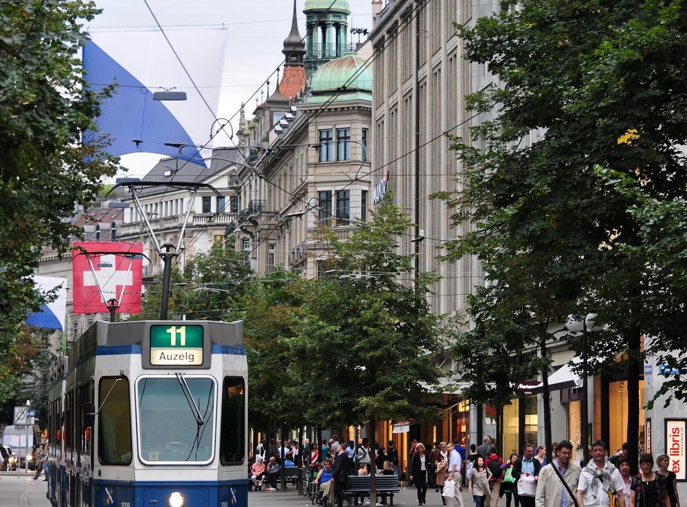 File:Bahnhofstrasse - Uraniastrasse - Beatengasse 2010-08-27 19-07-46  ShiftN.jpg - Wikipedia