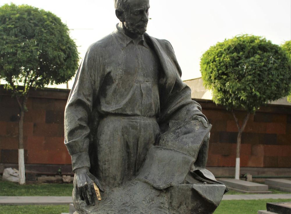 File:Komitas Grave, Komitas Pantheon, Yerevan 01.jpg - Wikimedia Commons