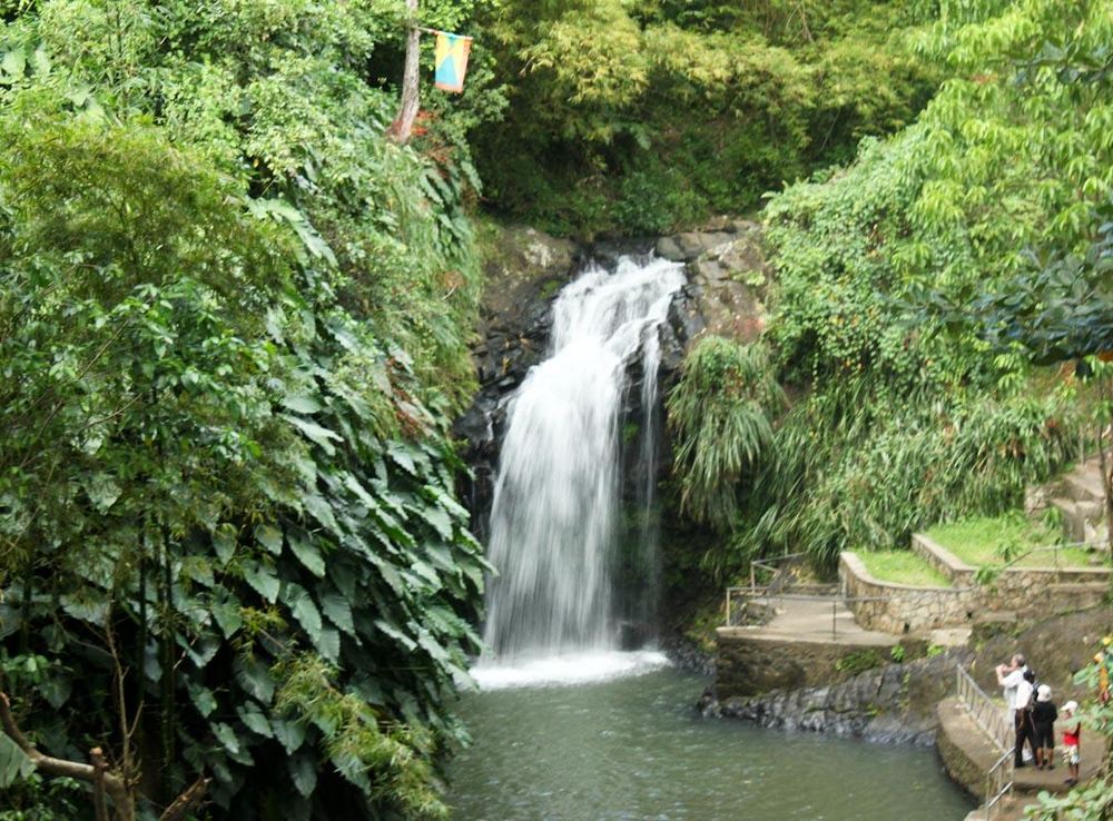 File:Annandale Waterfalls.jpg - Wikipedia