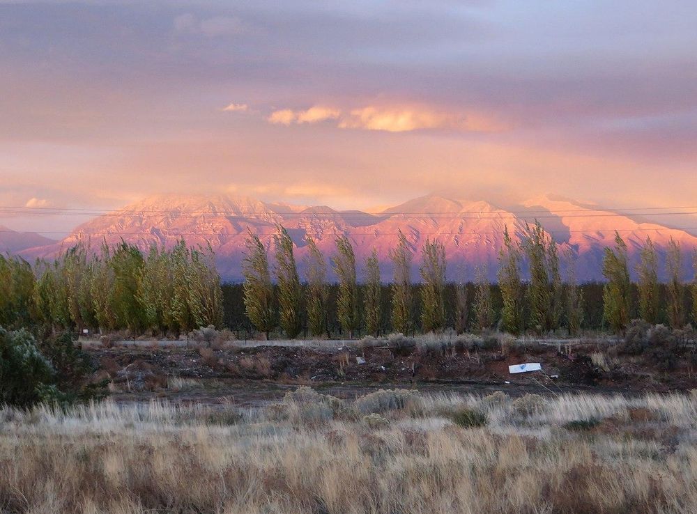 File:Misty Sunset over Wasatch Mountains, U.S. Route 6, Santaquin, Utah.jpg  - Wikimedia Commons