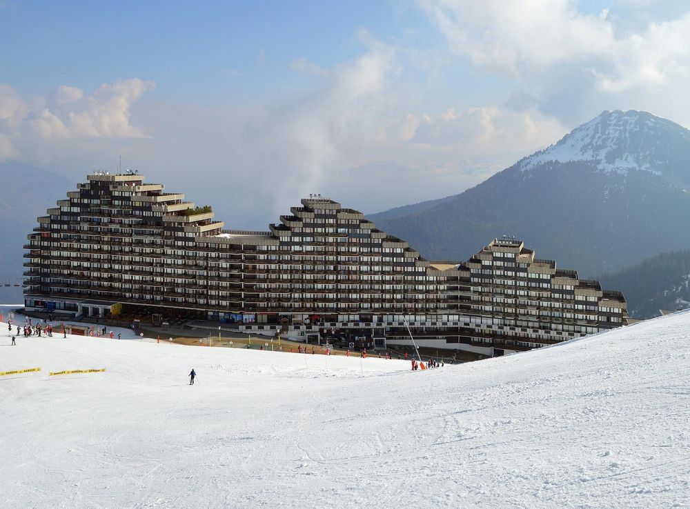 File:Paquebot des neiges, Plagne Aime 2000.jpg - Wikimedia Commons