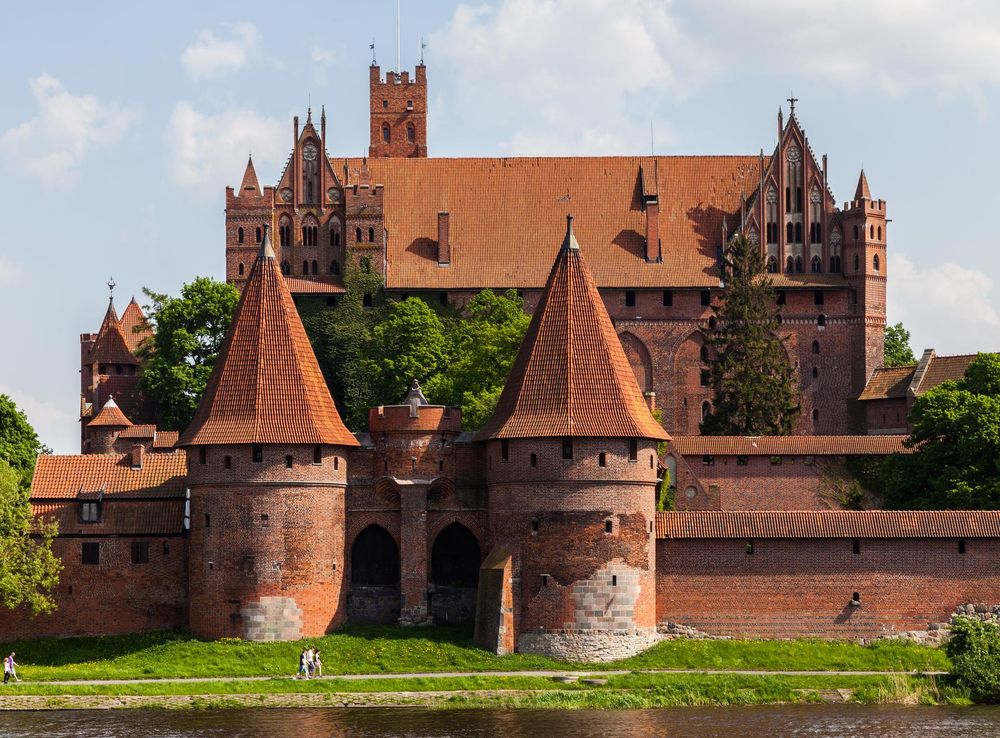 File:Castillo de Malbork, Polonia, 2013-05-19, DD 05.jpg - Wikimedia Commons