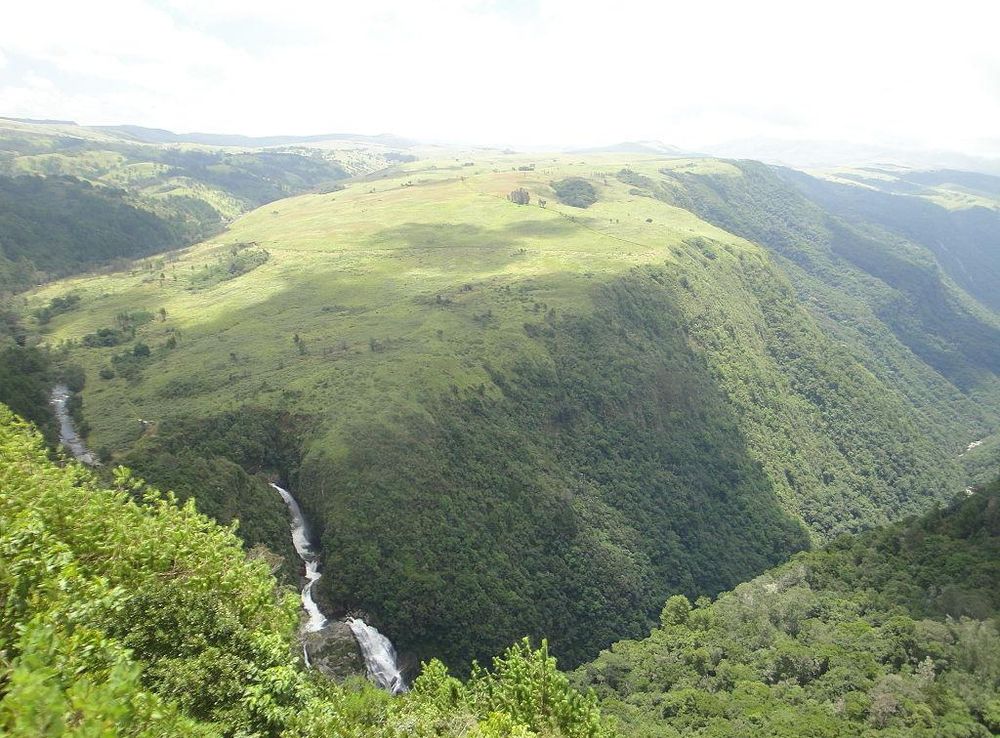 File:Pungwefalls.JPG - Wikimedia Commons