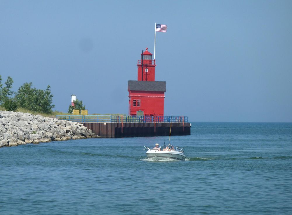 File:Big Red Lighthouse in Holland, MI.JPG - Wikimedia Commons
