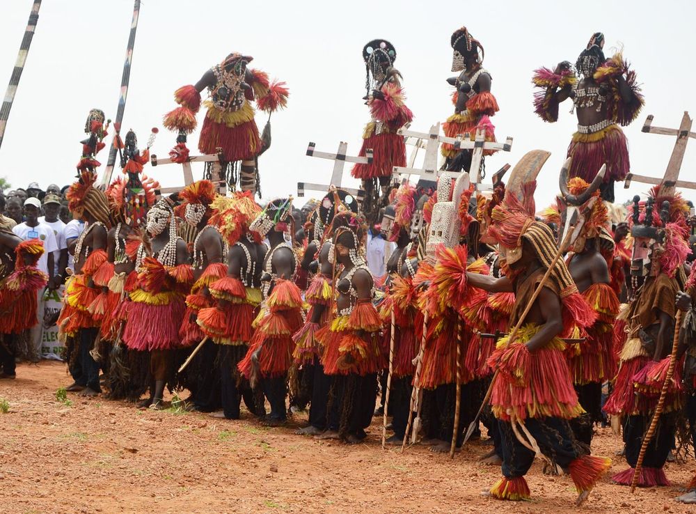 File:Danse de masques dogon au Mali.jpg - Wikimedia Commons