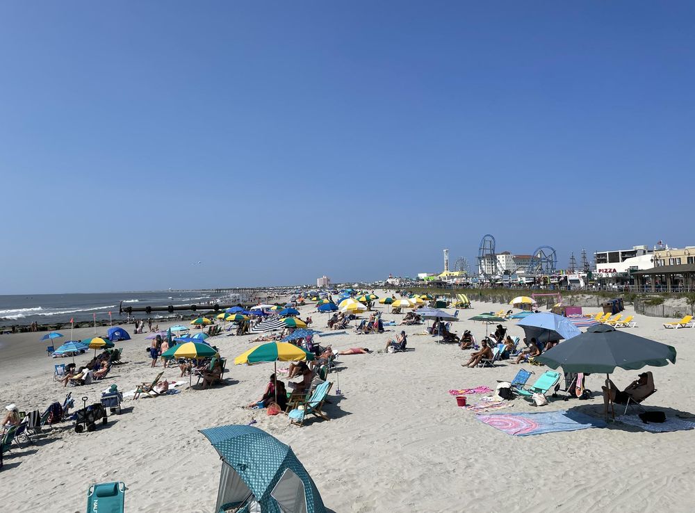 File:Ocean City NJ beach looking south from Music Pier.jpeg - Wikimedia  Commons