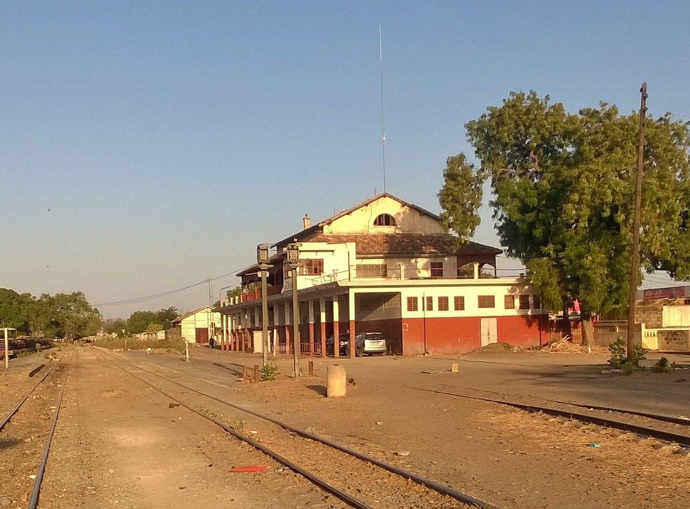 File:La gare de Thiès.jpg - Wikimedia Commons