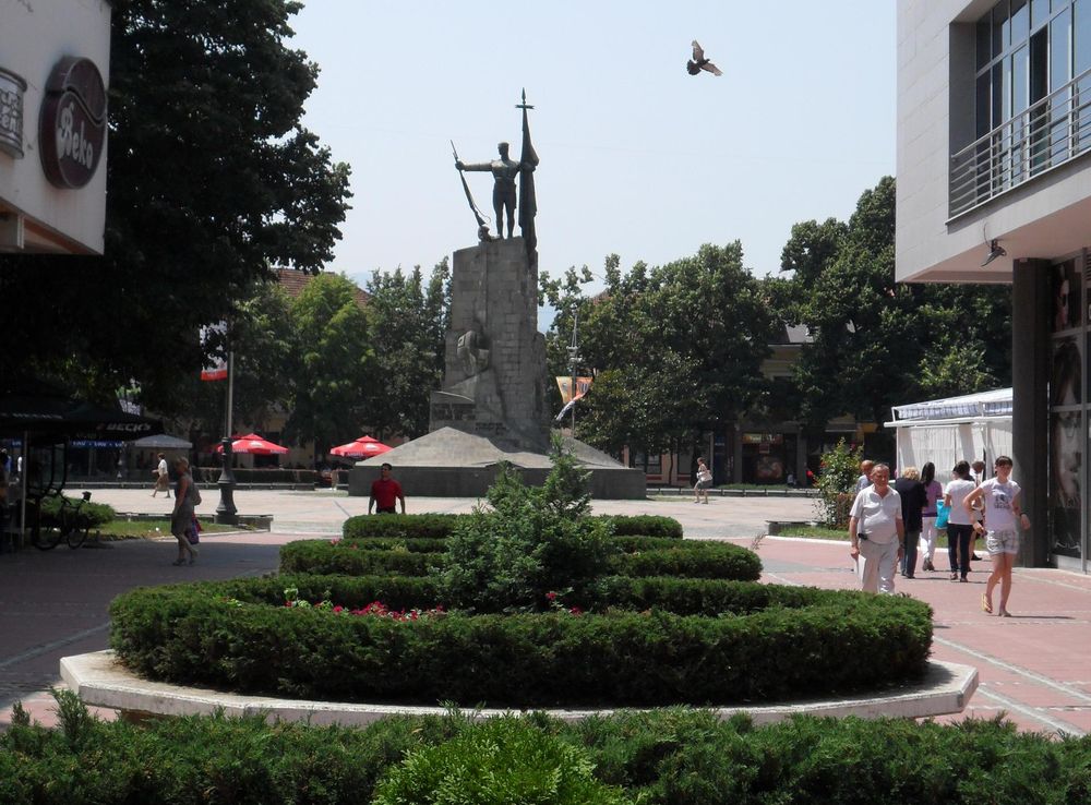 دوتنه:Spomenik na centralnom gradskom trgu u Kraljevu.JPG - ويکيپېډيا