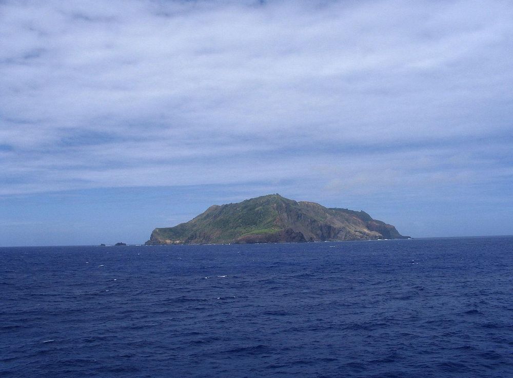 File:Pitcairn Island In The Distance.jpg - Wikimedia Commons