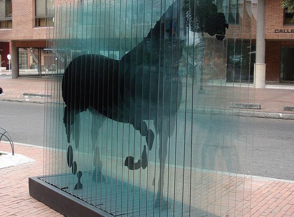File:Caballo en placas de vidrio, Parque de la 93.JPG - Wikimedia Commons