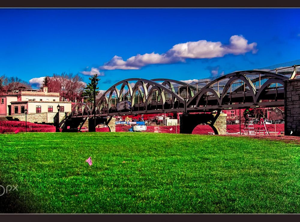 File:The Walking Bridge At The Hub Park In Meriden (149365613).jpeg -  Wikimedia Commons