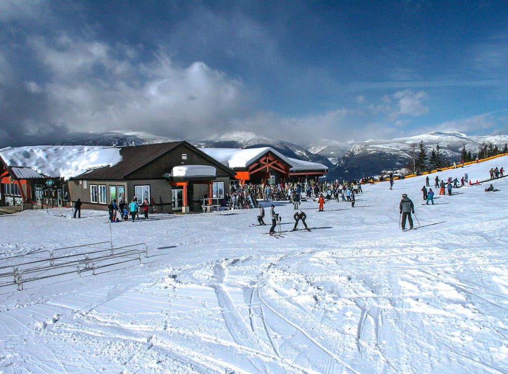 File:A day's skiing at spedtacular Mt Revelstoke - Noth Americas biggest  vertical drop at 1713m (5620 ft) - the mid mountain day lodge -  (28620313540).jpg - Wikimedia Commons