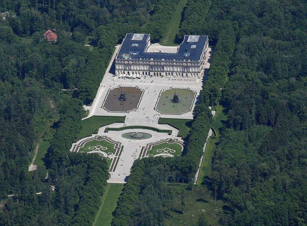 File:Aerial image of the New Palace Herrenchiemsee.jpg - Wikimedia Commons
