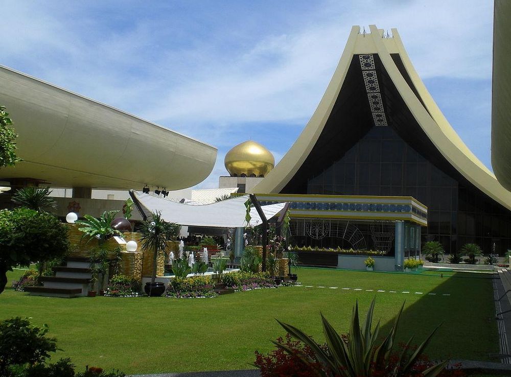File:Istana-nurul-iman.jpg - Wikipedia