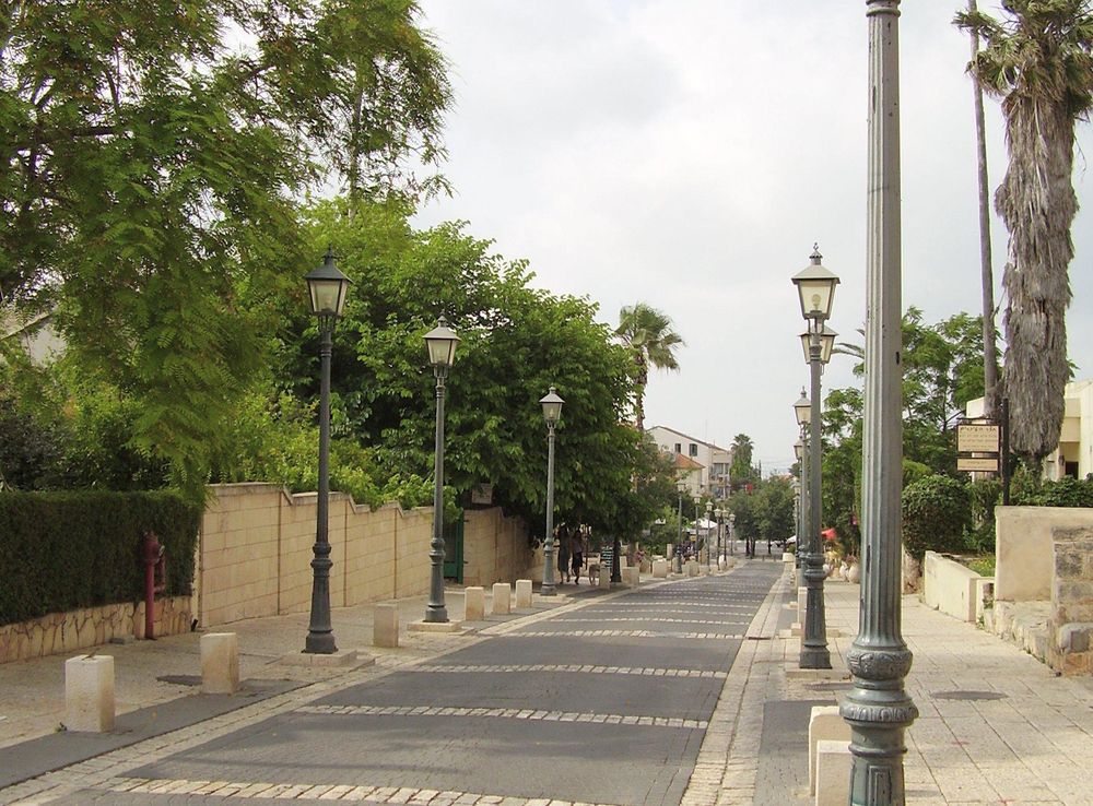 קובץ:HaMeyasdim st pedestrian mall Zichron Yaacov opposite Binyamin  pool.jpg – ויקיפדיה