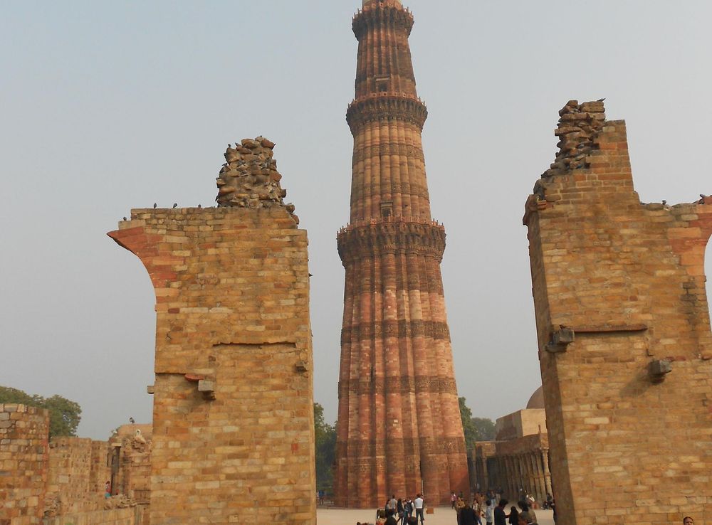 File:At Qutub minar, New Delhi 05.JPG - Wikimedia Commons
