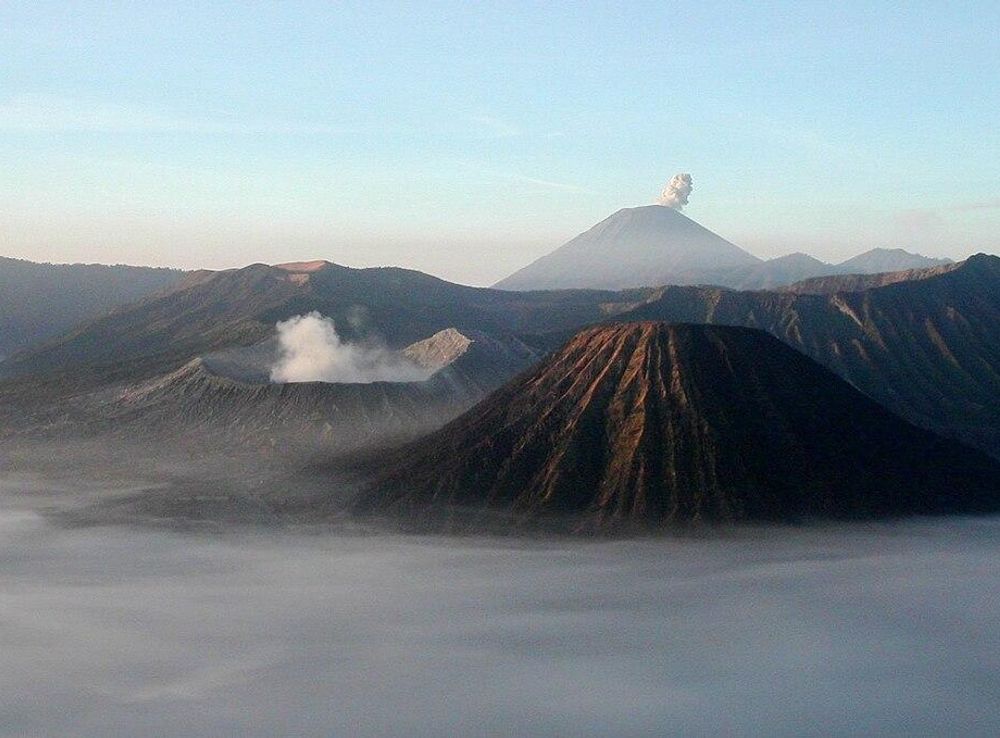 Berkas:Mount Bromo at sunrise, showing its volcanoes and Mount Semeru  (background).jpg - Wikipedia bahasa Indonesia, ensiklopedia bebas