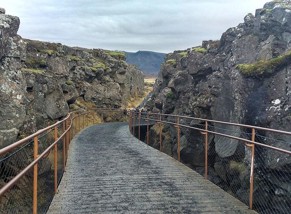File:Þingvellir National Park in Iceland, where the North American and  Eurasian tectonic plates meet (26153584629) (2).jpg - Wikimedia Commons