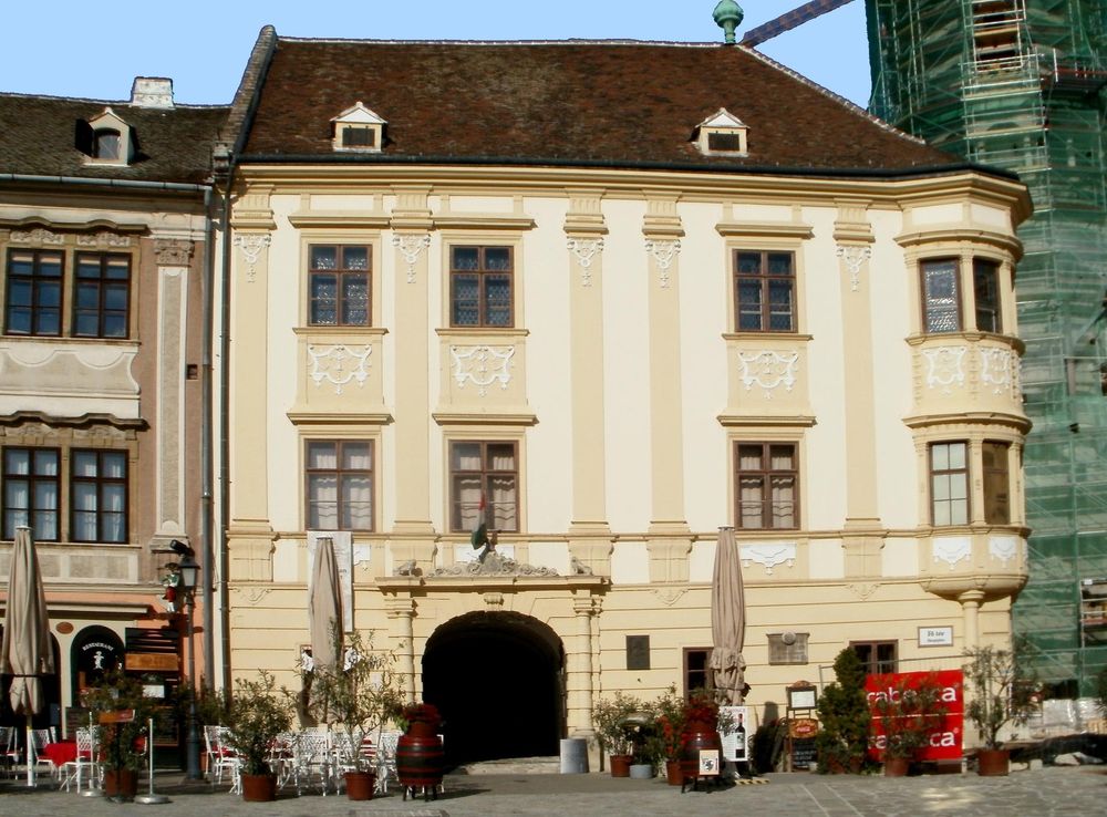 File:Sopron, Fő tér 8. Storno ház.jpg - Wikimedia Commons