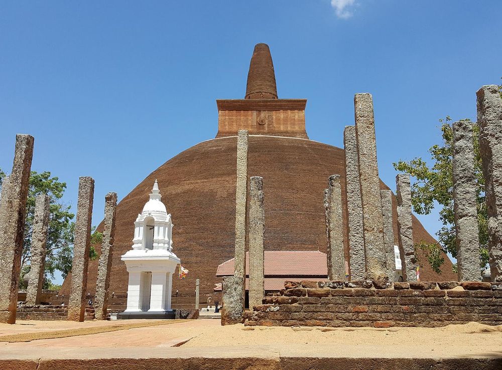 File:Abhayagiri Dagoba in Anuradhapura, Sri Lanka.jpg - Wikimedia Commons